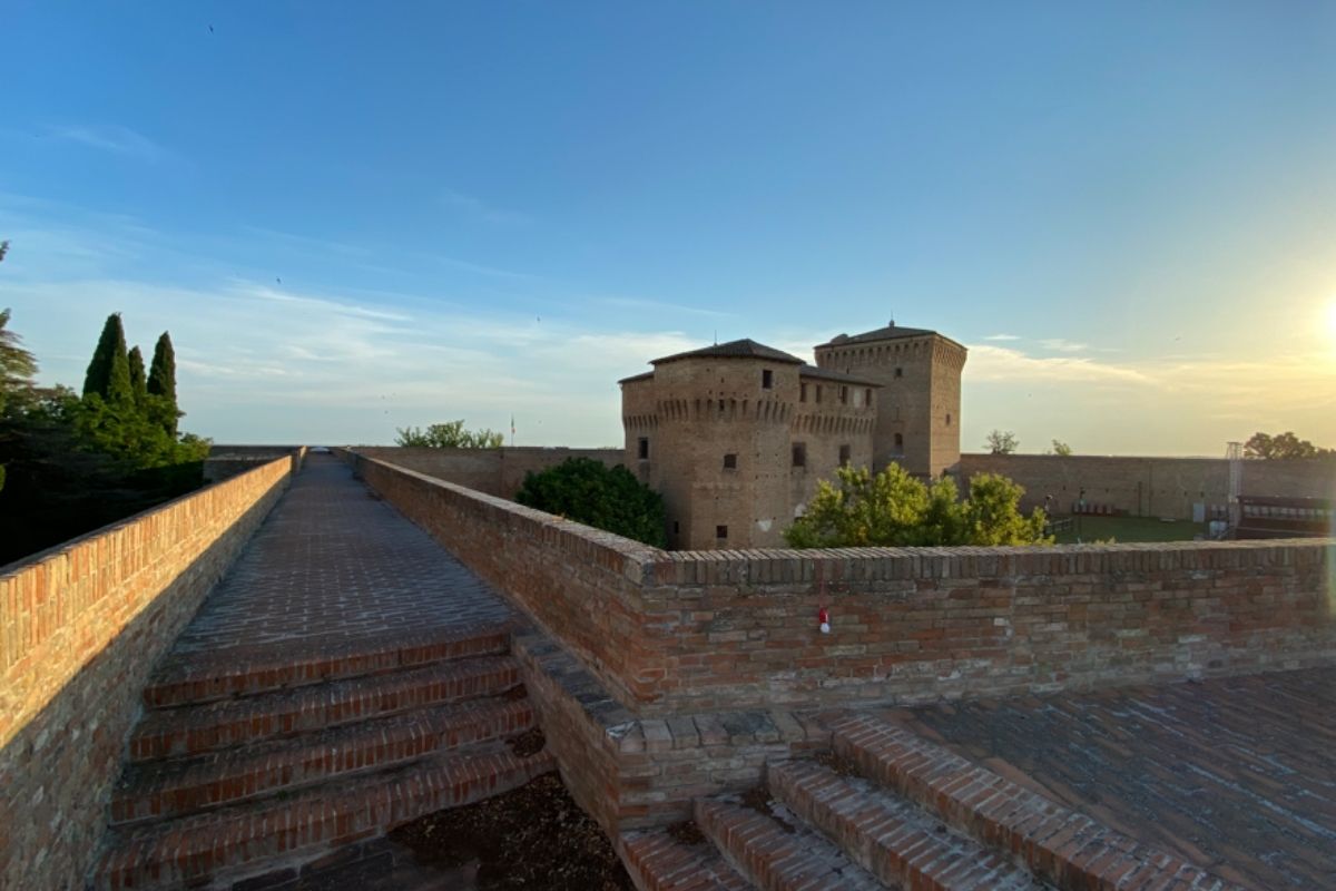 Panorama di Cesena con la Biblioteca Malatestiana e la Rocca Malatestiana, evidenziando la bellezza storica della città