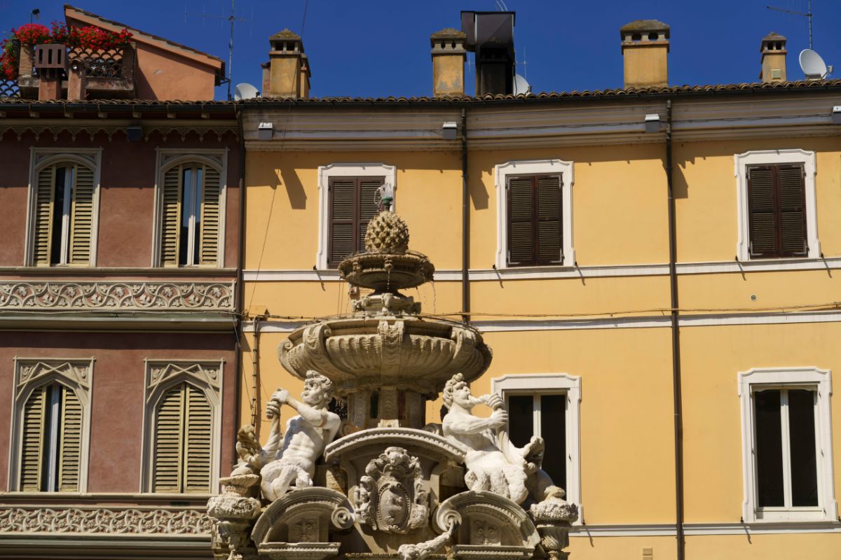 Dettagli sulla gastronomia romagnola e immagini di piatti tipici come la piadina e vini locali