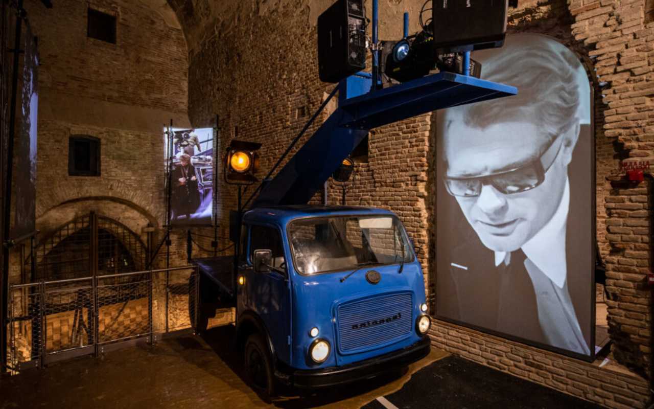 Visita al Museo Fellini con opere d'arte e fotografie