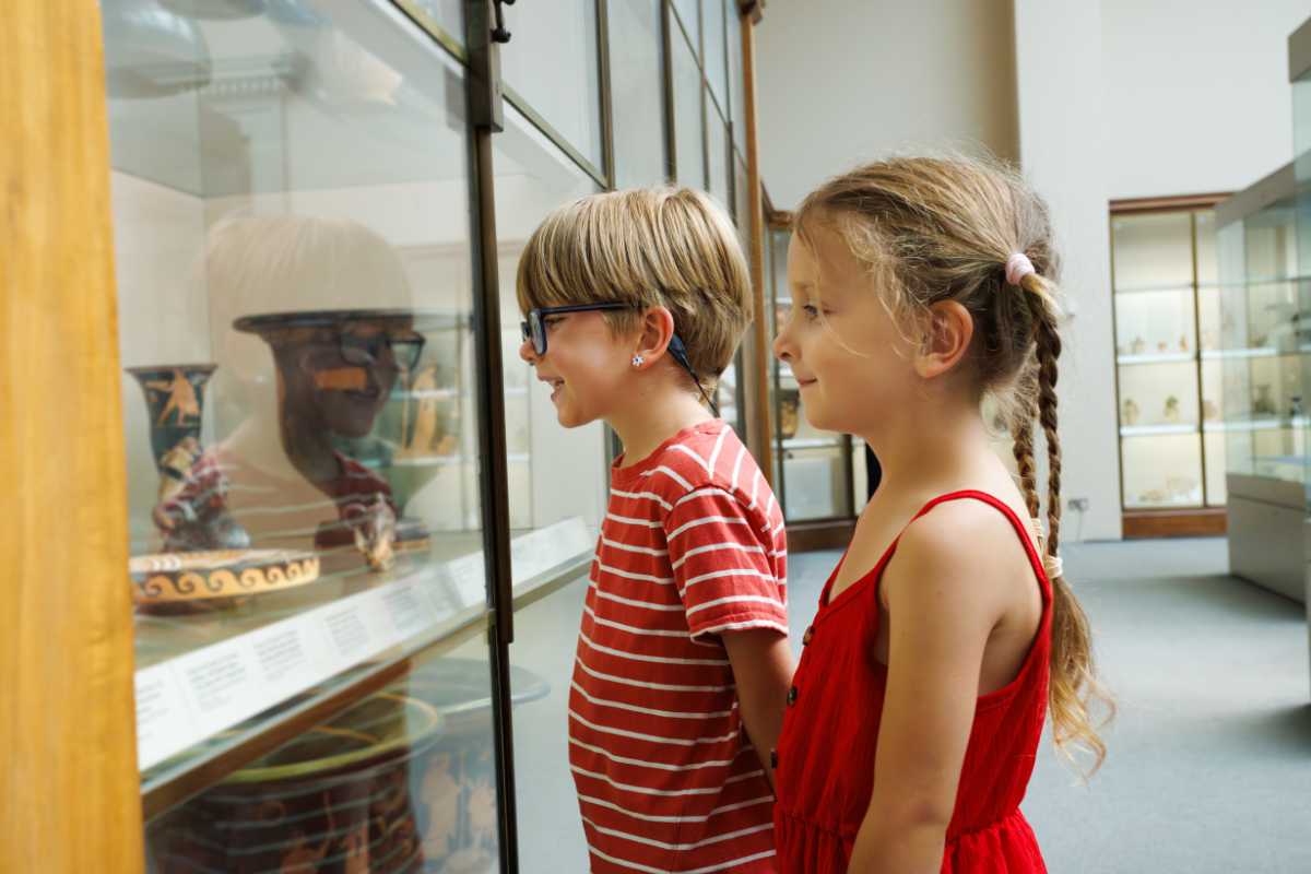 Bambini che giocano al Museo della Storia di Bologna, attività interattive