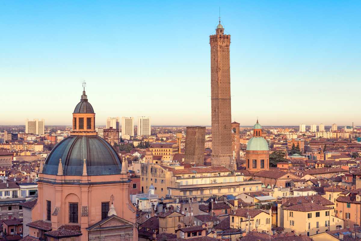 Panorama di Bologna con portici e la Torre degli Asinelli