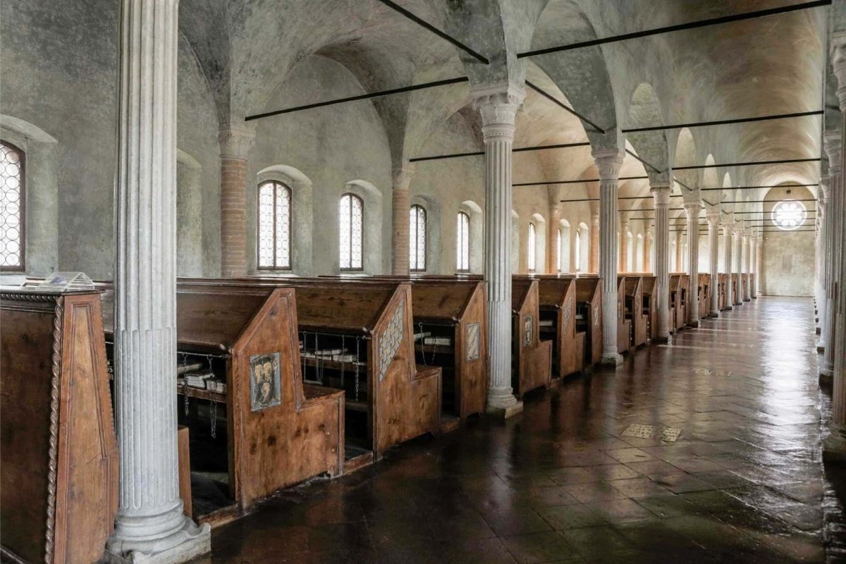 Vista panoramica della Biblioteca Malatestiana con bambini che leggono, Cesena