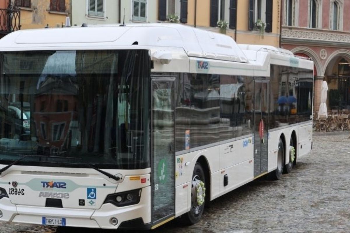 Un autobus in partenza da Cesena con vista sulla Rocca, ideale per rappresentare il trasporto pubblico