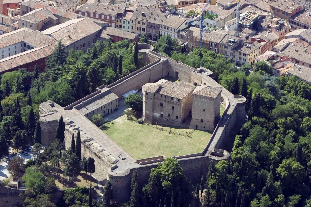 Panorama di Cesena con la Biblioteca Malatestiana e la Rocca, perfetto per evidenziare la bellezza della città