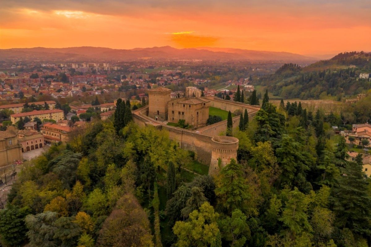 Vista panoramica delle colline romagnole con vigneti e piadine, includi Cesena