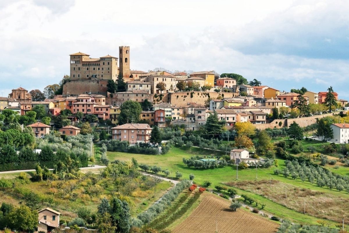 Veduta panoramica di Forlì con i suoi monumenti storici e l'architettura razionalista