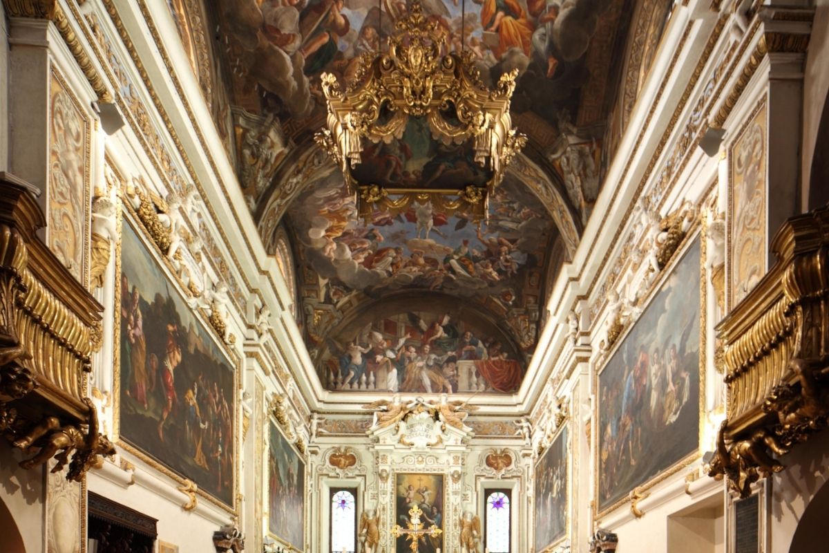 Interno della Basilica di Sant'Antonino a Piacenza, evidenziando gli affreschi