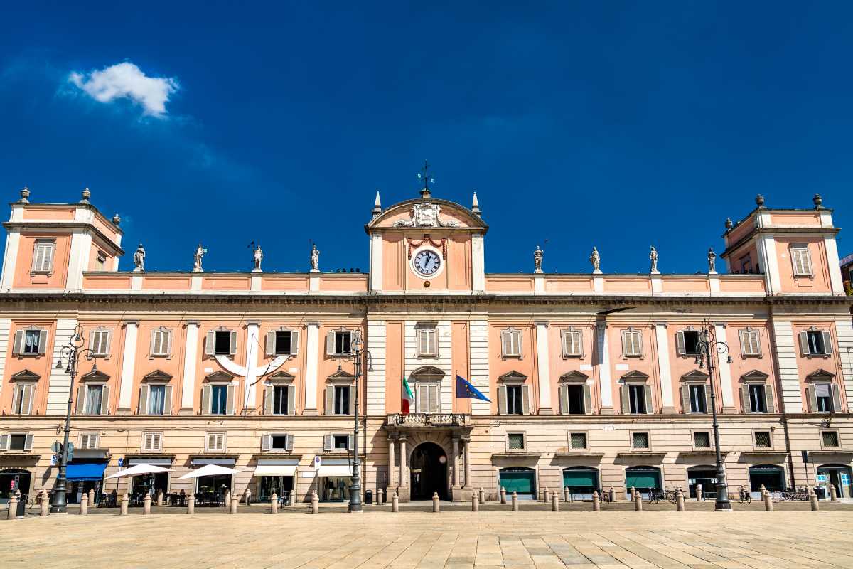 Scorcio della Piazza dei Cavalli a Piacenza, evidenziando la statua e i palazzi storici