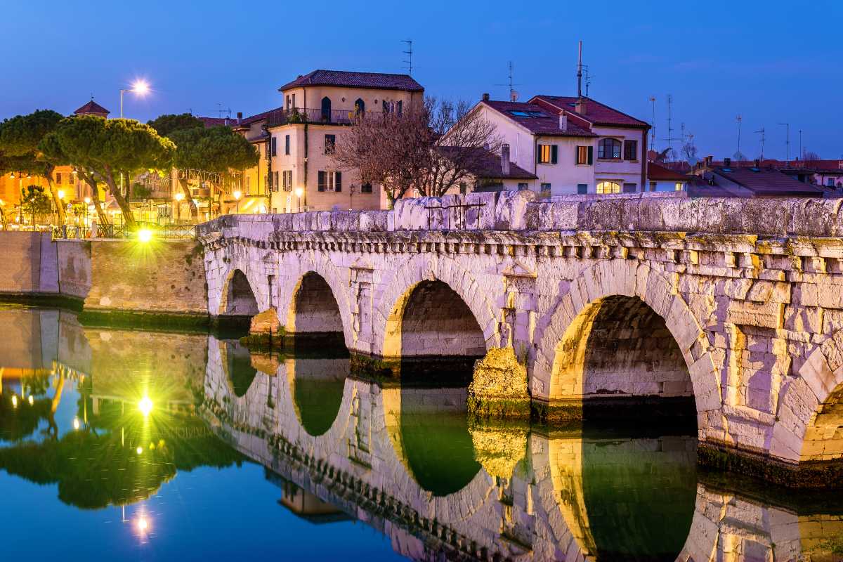 Tramonto sulla spiaggia di Rimini con i colori del cielo