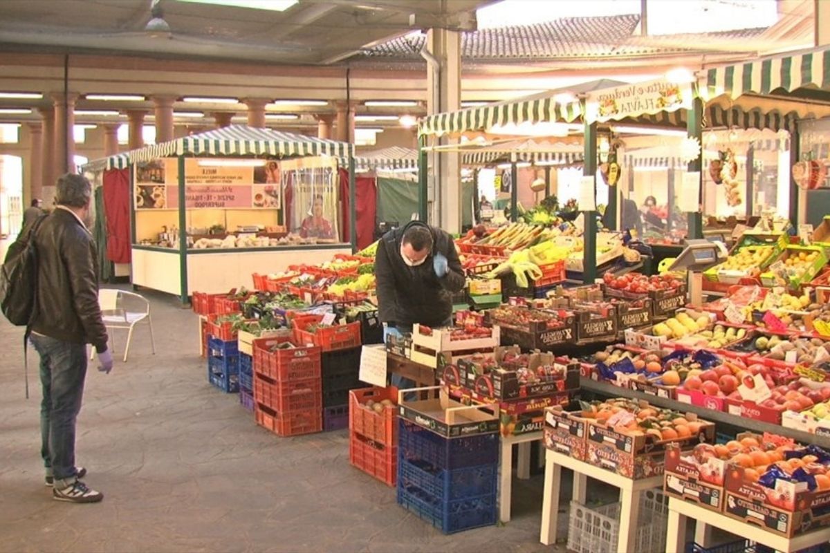 Mercato locale a Cesena con prodotti tipici e atmosfera