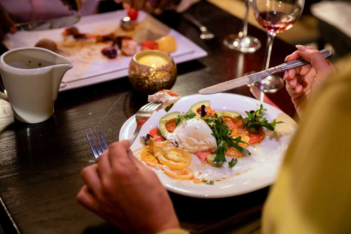 Immagine di piatti tipici della cucina di Forlì, inclusi tortellini e piadina