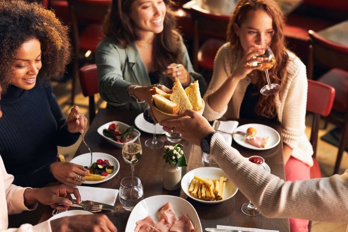 Un'immagine di un ristorante con vista panoramica sui colli piacentini