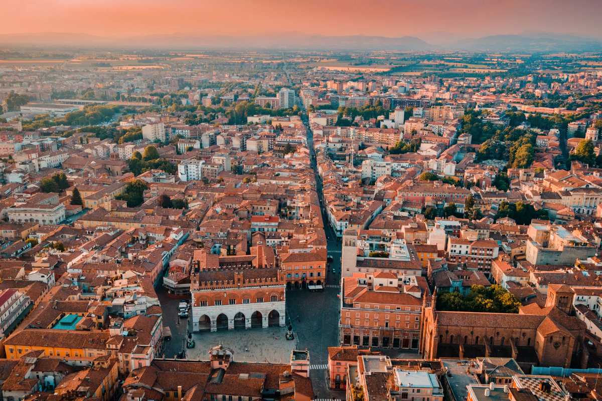Vista panoramica di Piacenza con piazza dei Cavalli e colline circostanti