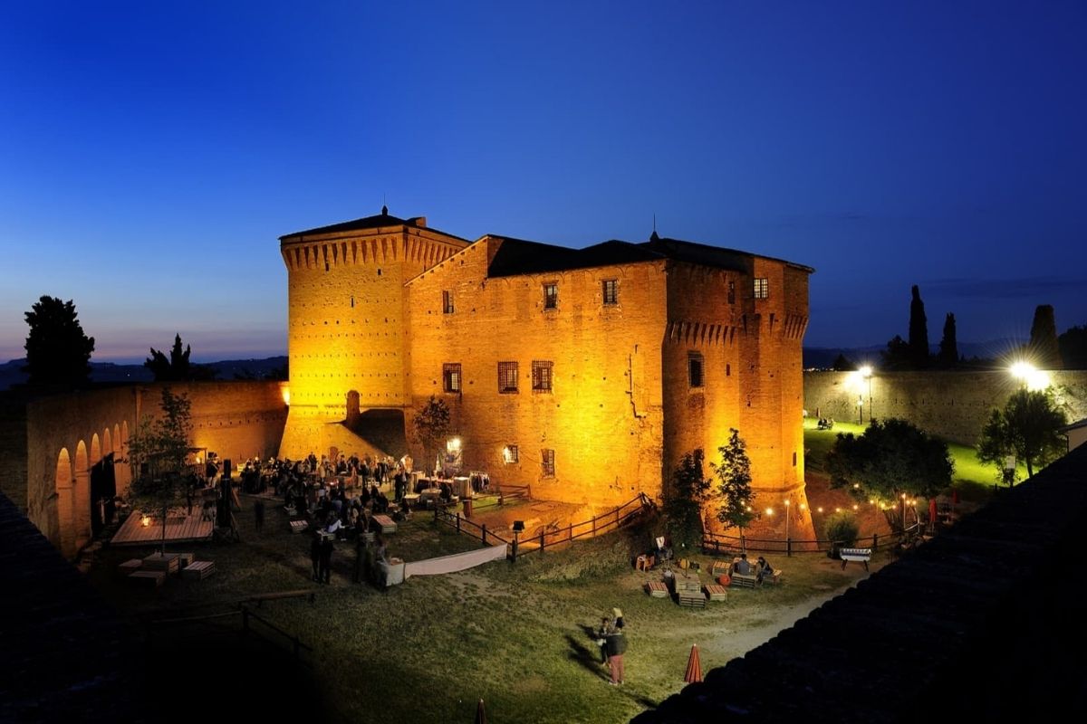 Veduta panoramica di Cesena con la Biblioteca Malatestiana e la Rocca, mostra l'atmosfera vivace della città durante un evento