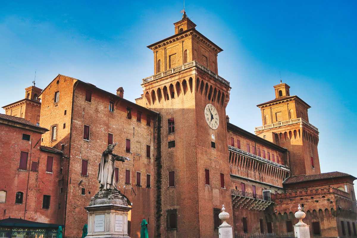 Panorama di Ferrara con il Castello Estense e le mura rinascimentali, un'immagine che rappresenta la cultura e la storia della città