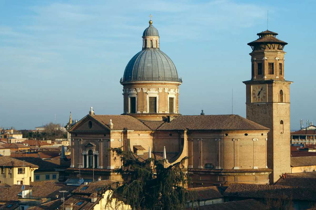Mercatini di Natale a Reggio Emilia con luci e decorazioni festive