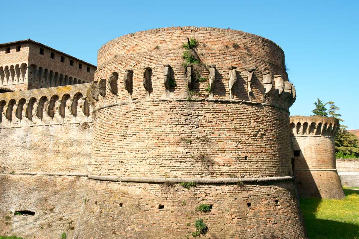 Vista del centro storico di Forlì con bambini che giocano nel parco