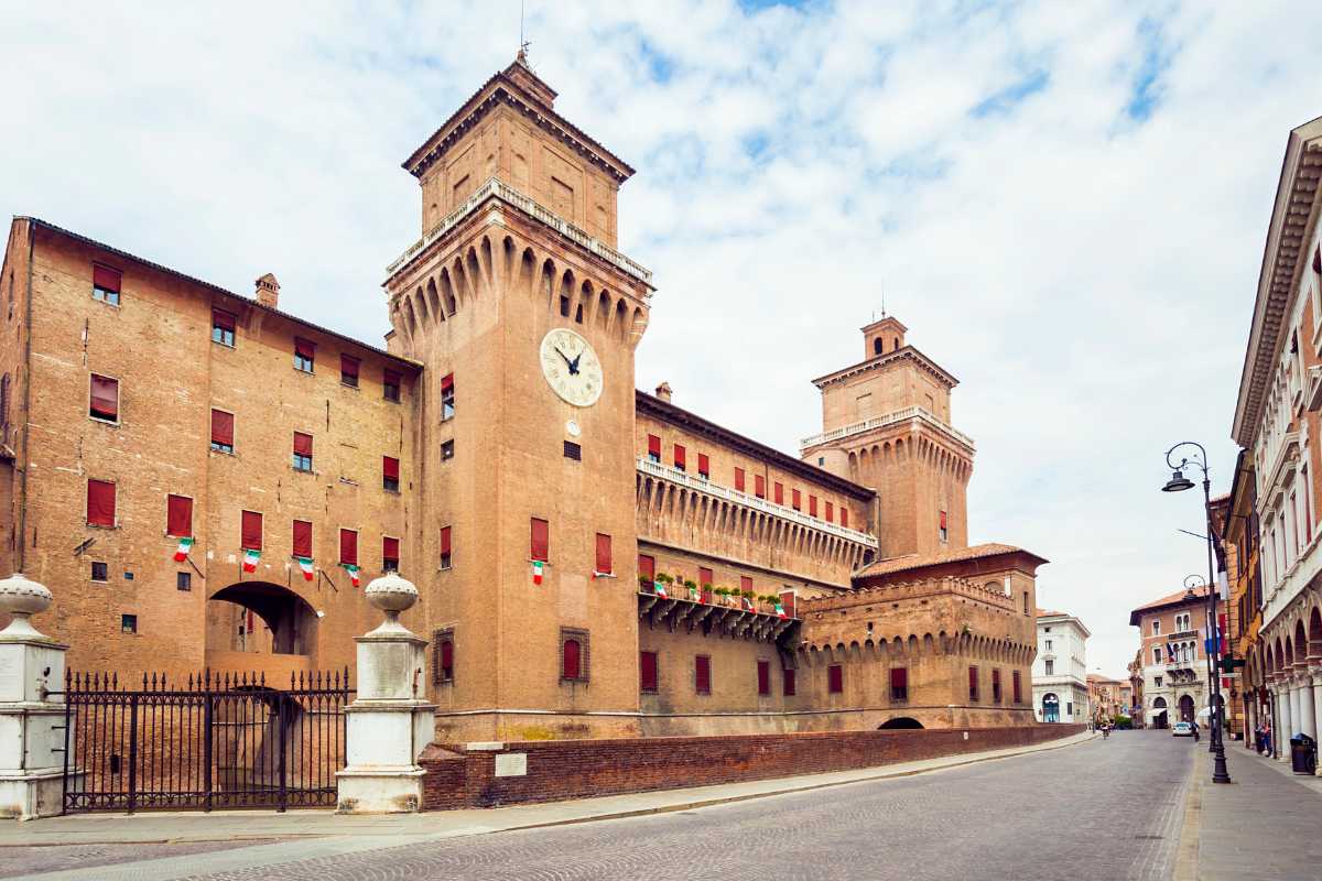 Treno in arrivo alla stazione di Ferrara