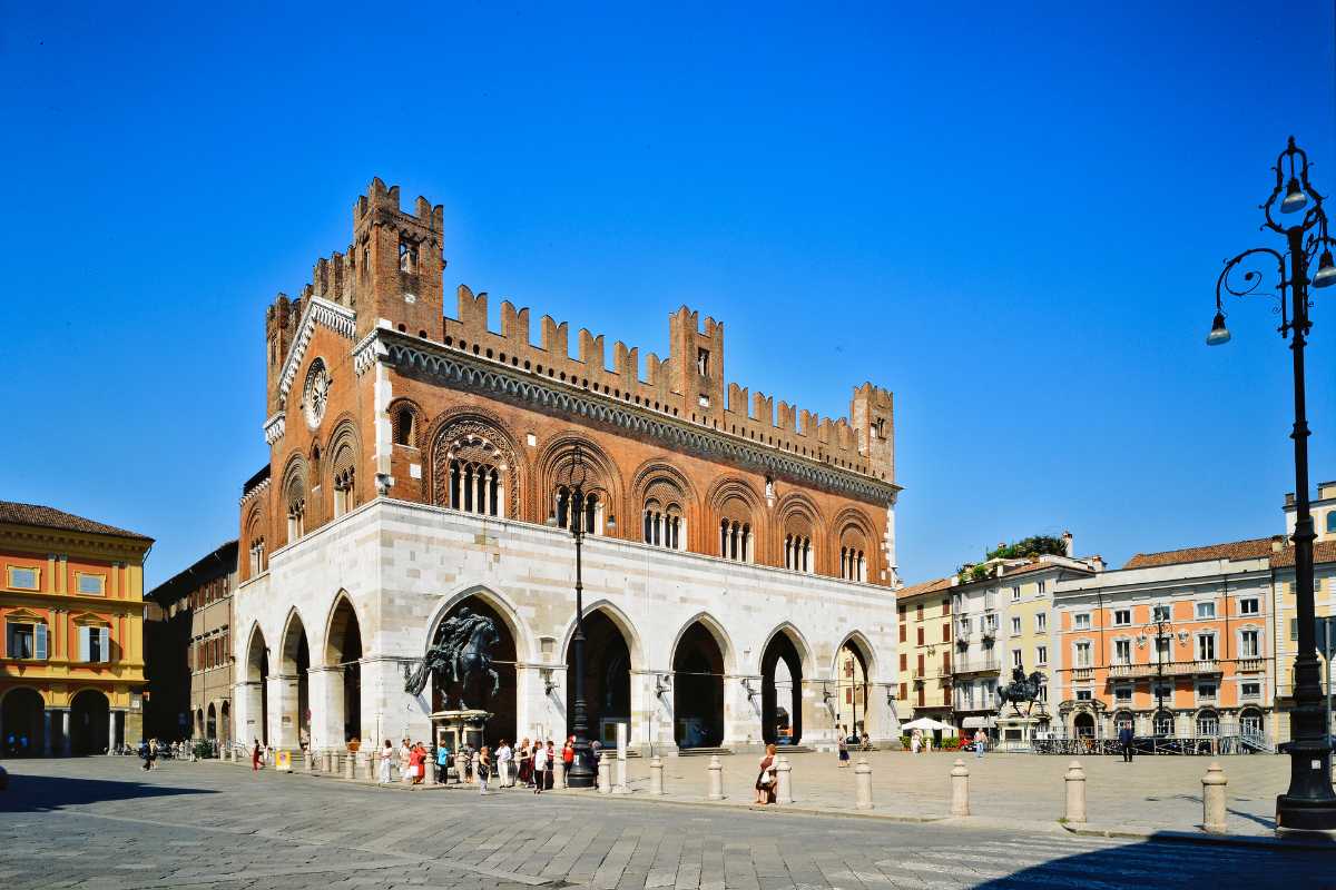 Treno in arrivo alla stazione di Piacenza