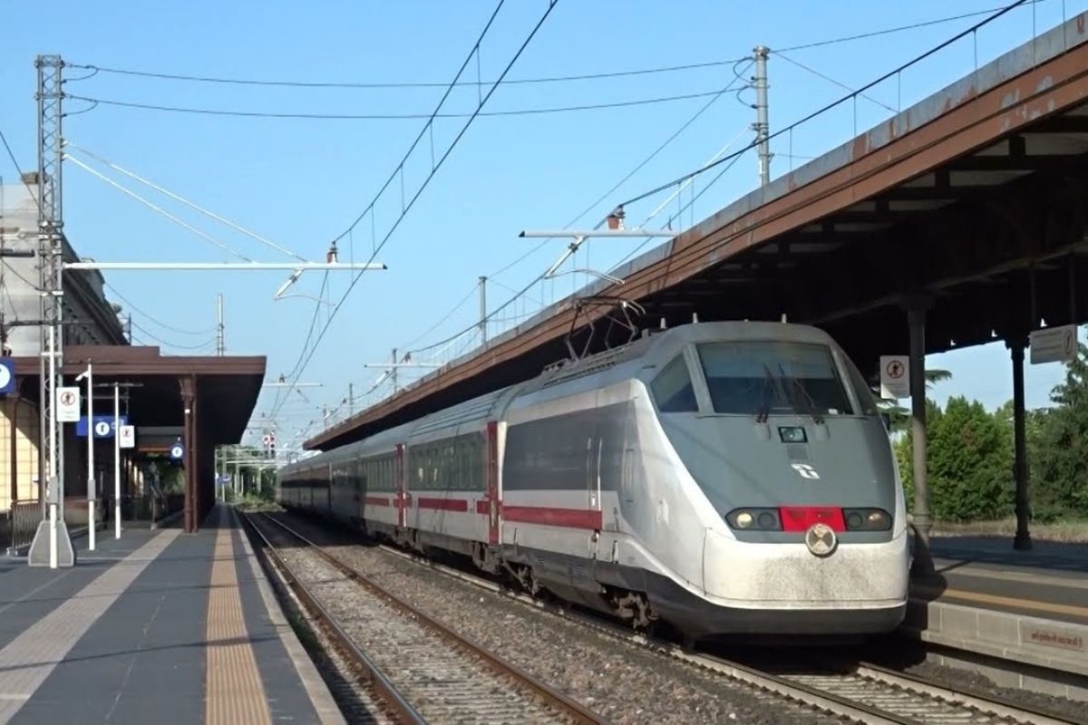 Treno in partenza dalla stazione di Forlì, rappresentativo del viaggio in treno