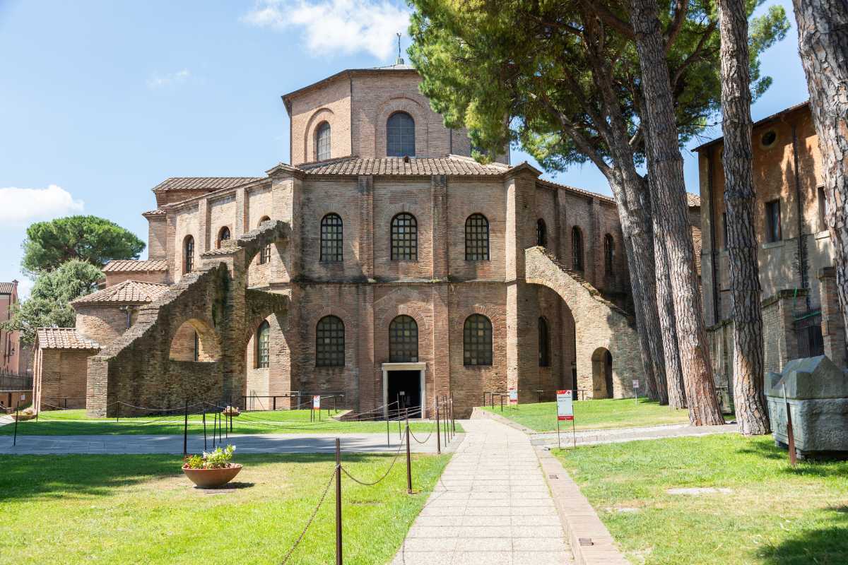 Autobus in partenza da Ravenna con il centro storico sullo sfondo