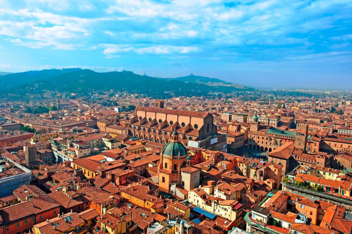 Vista panoramica di Bologna con colline circostanti, evidenziando il paesaggio naturale