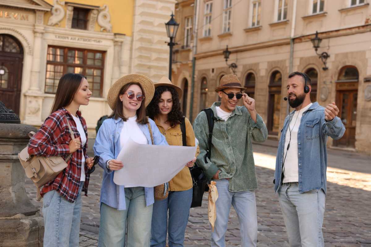 Escursionisti nel paesaggio collinare di Bologna, evidenziando la bellezza naturale