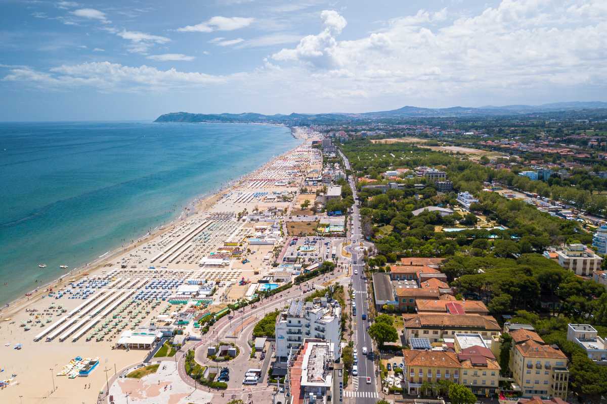 Un panorama delle colline attorno a Rimini, con vista sulla città e il mare
