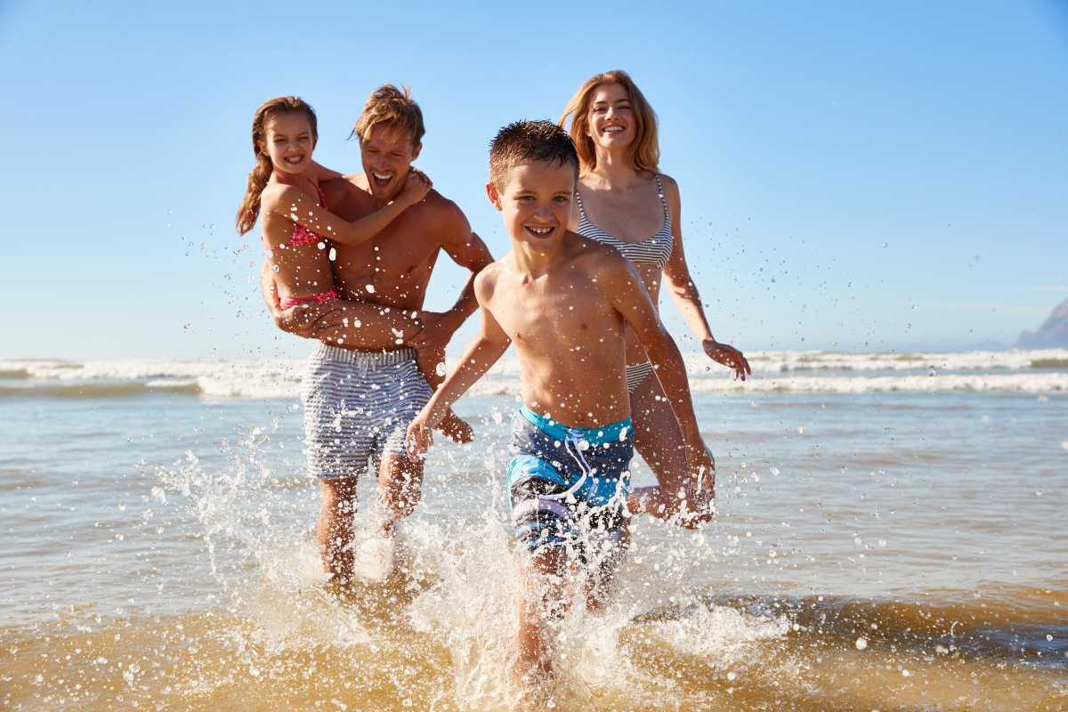 Spiaggia di Cesena con ombrelloni e lettini, vista del mare