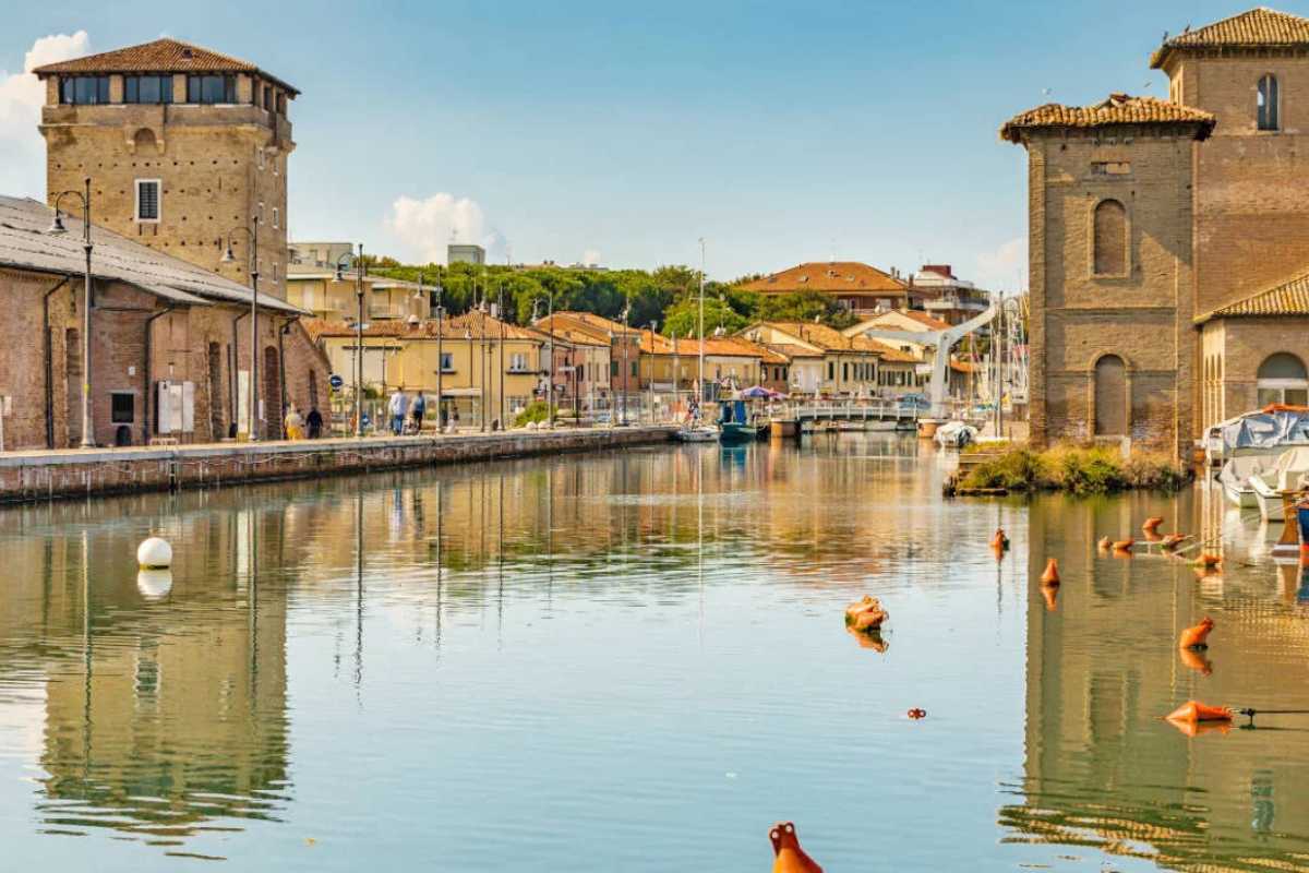 Bambini che giocano in un parco di Ravenna, divertendosi in un ambiente sicuro