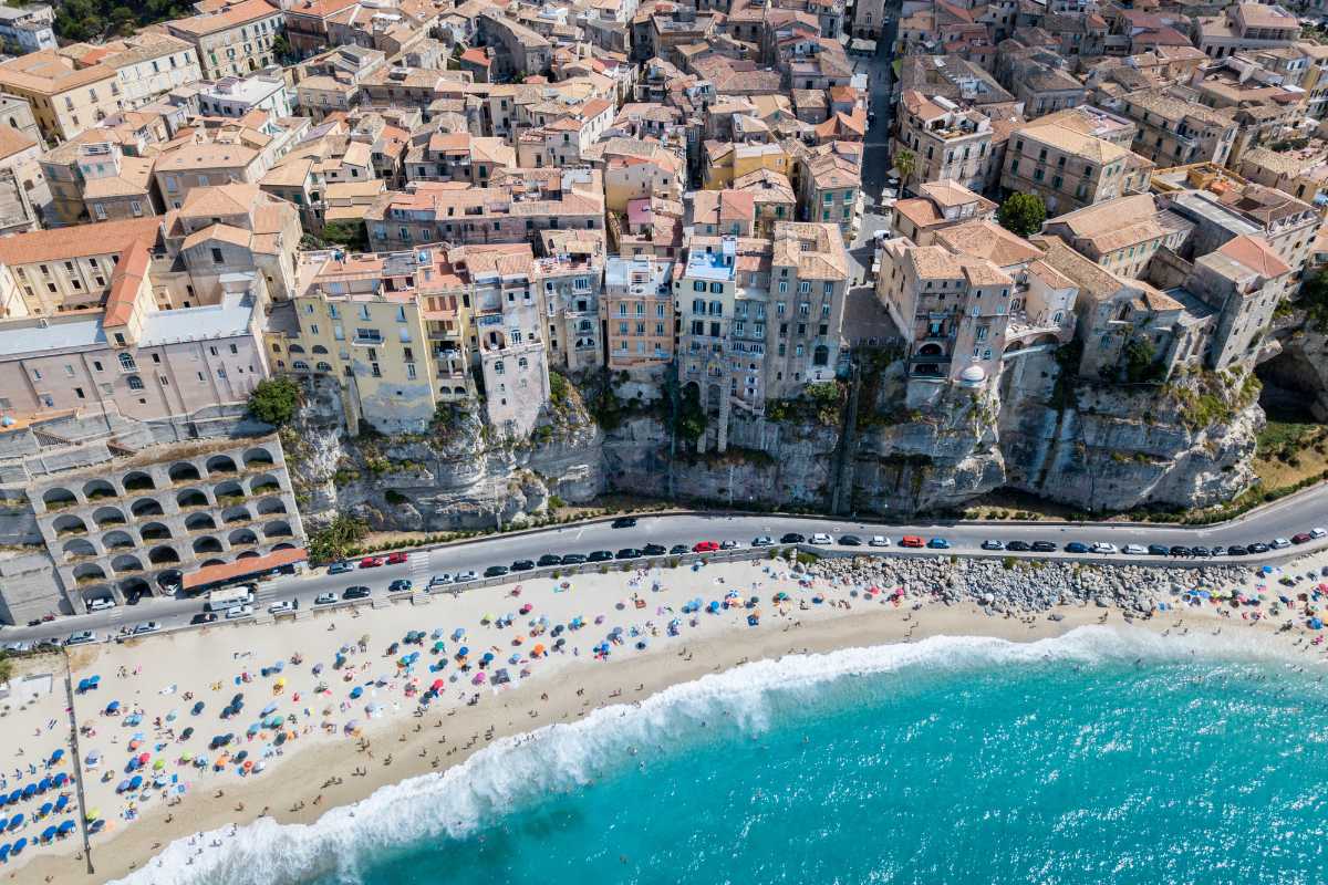 Spiaggia di Rimini con bambini che giocano sulla sabbia e fondale basso