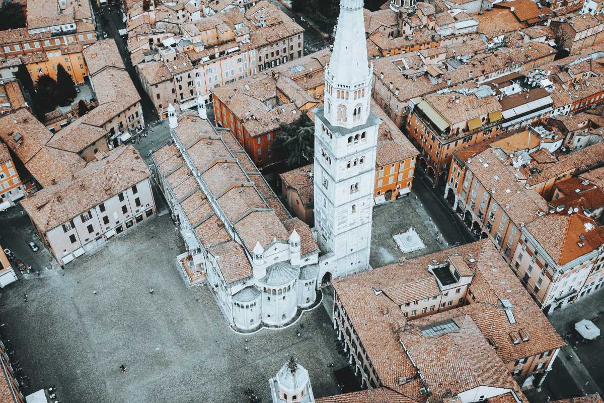 Vista panoramica di Modena, evidenziando il Duomo e le strade storiche