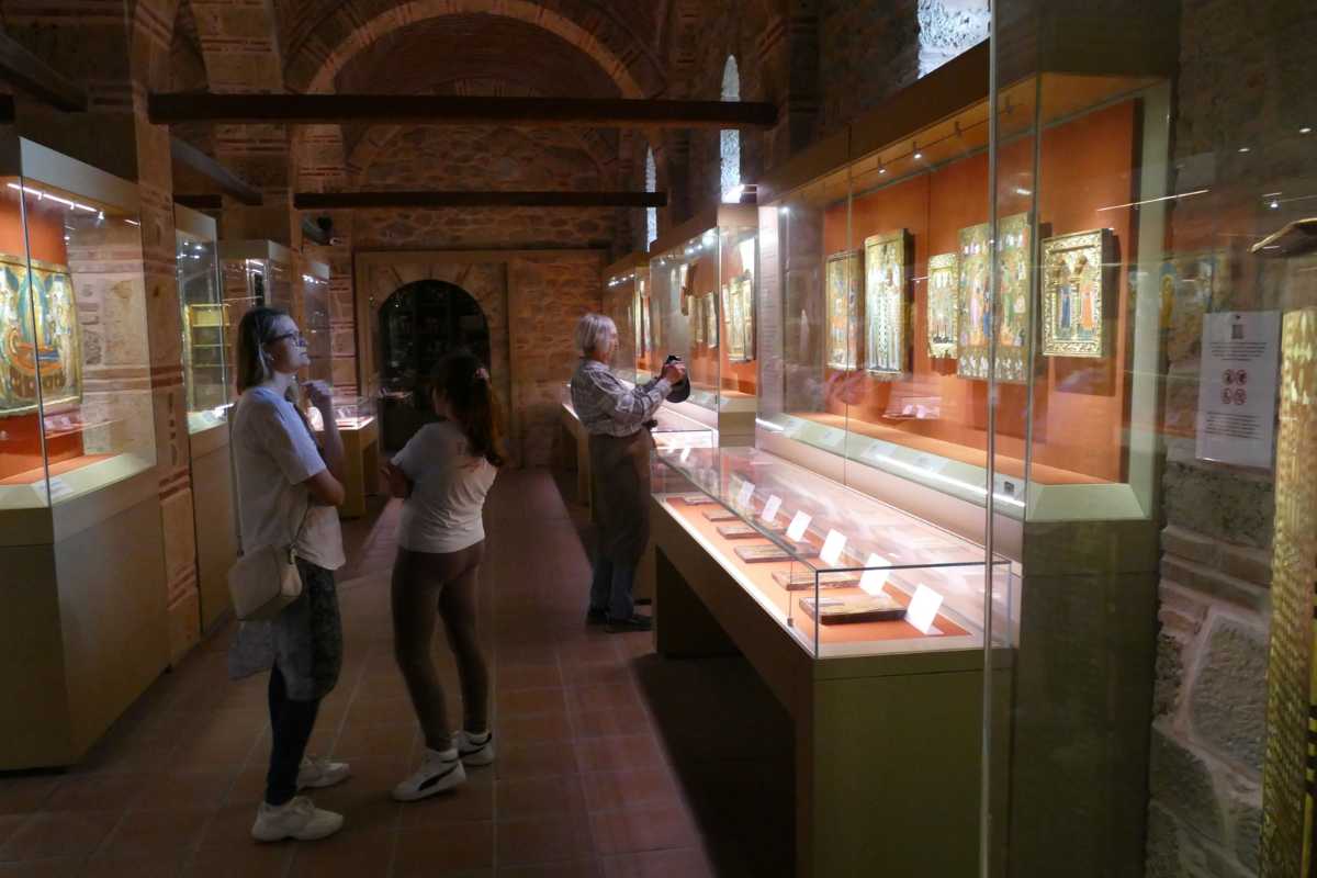 Interno del Museo Glauco Lombardi con oggetti storici, includi elementi di arte e cultura
