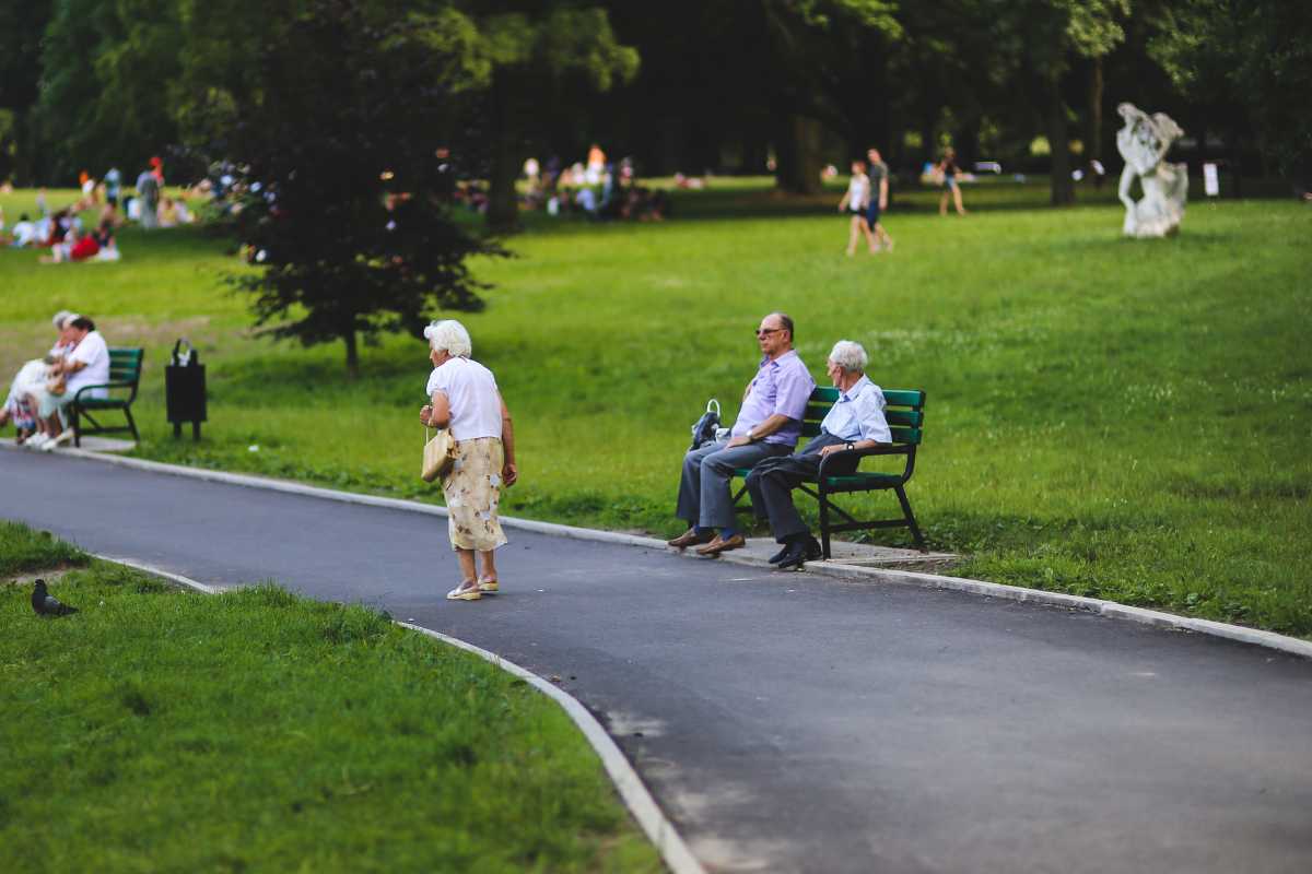 Un parco di Reggio Emilia con persone che si godono la natura
