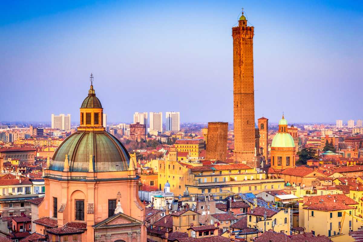 Vista panoramica di Bologna con i suoi portici e torri storiche