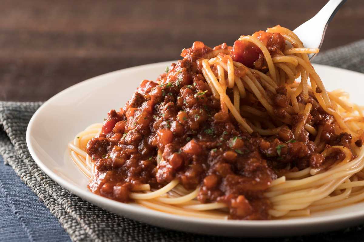 Vista panoramica di Bologna con i portici e i piatti tipici della tradizione