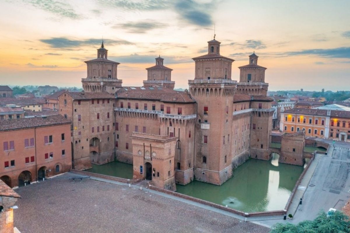 Vista panoramica del Castello Estense con il cielo azzurro di Ferrara